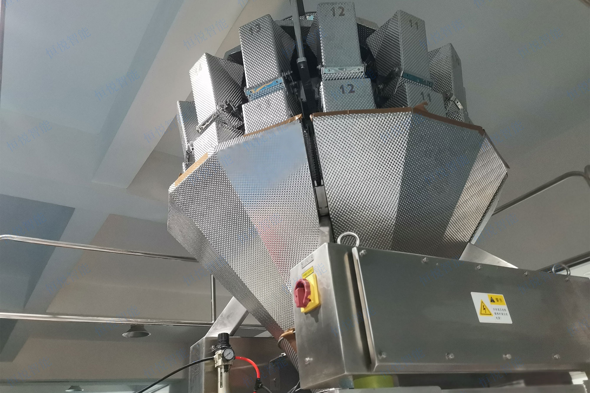 土豆粉自動包裝機(jī)采用十四頭電腦組合秤自動定量稱重