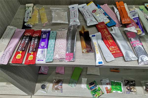 全自動(dòng)小型包裝機(jī)能夠滿足顆粒、條塊、片狀、球狀、粉料、液體、膏體產(chǎn)品的自動(dòng)定量包裝