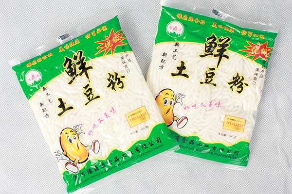 土豆粉真空機(jī)可以采用塑料復(fù)合膜、塑料鋁箔復(fù)合膜等材質(zhì)為包裝材料
